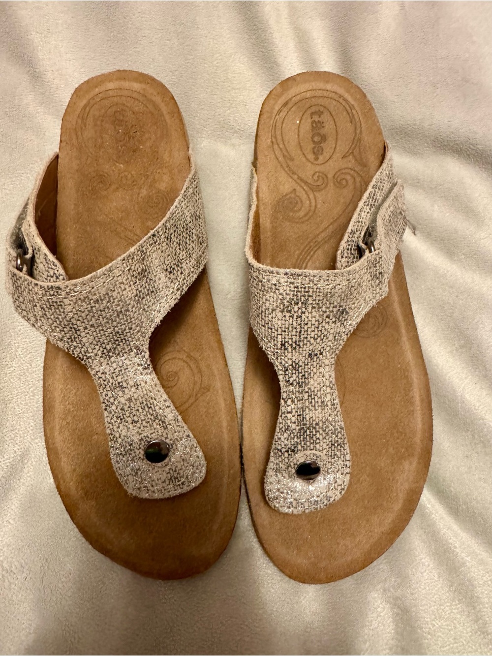 Taos Footwear Lucy Thong sandal in taupe metallic snake skin leather NWT SIZE 39